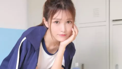 百岁老人偷玩曾孙玩具